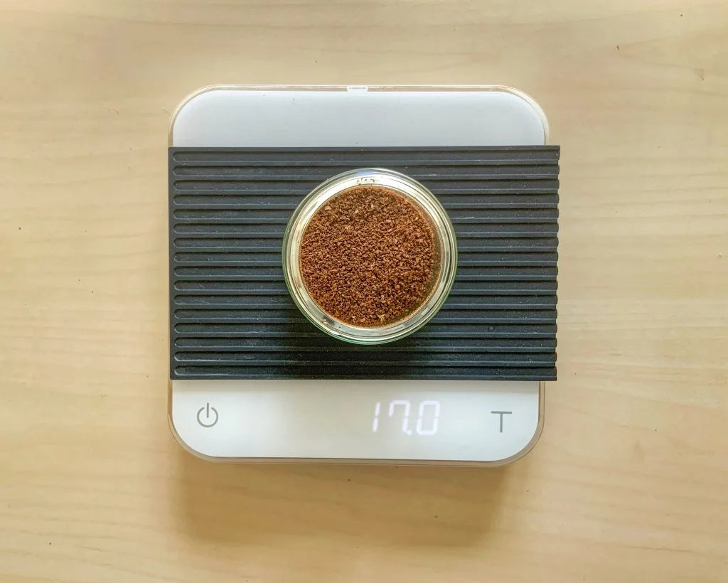 Dosis de café molido sobre una báscula