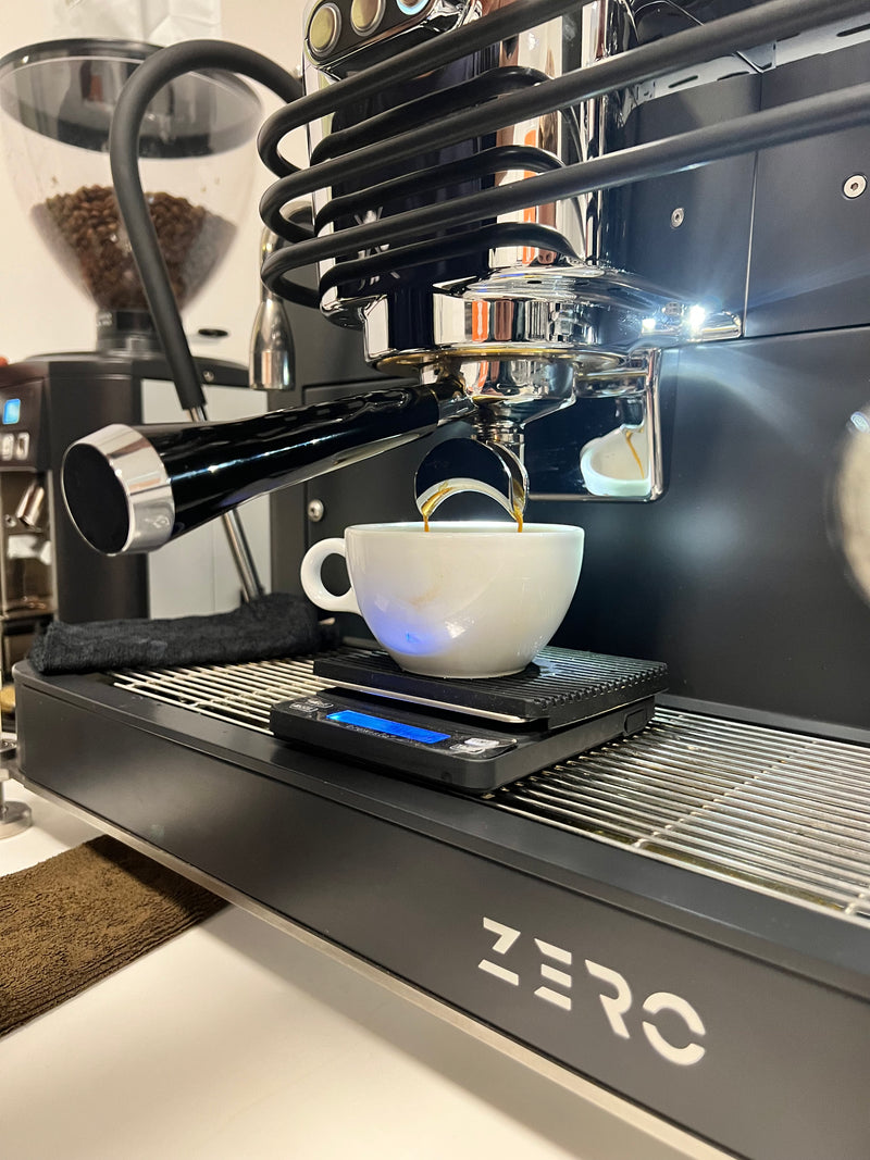 Extracción de espresso en taza