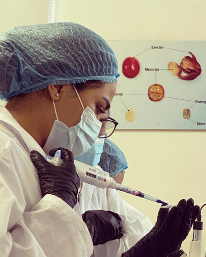 Sara Gutiérrez en el laboratorio de Finca El Silencio, Quindío, Colombia