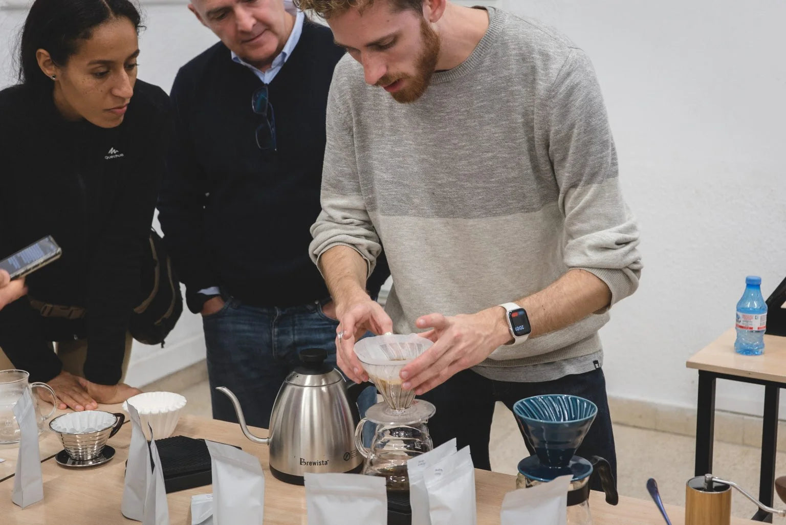 Participantes preparando café de filtro en una formación práctica de Ganbaru